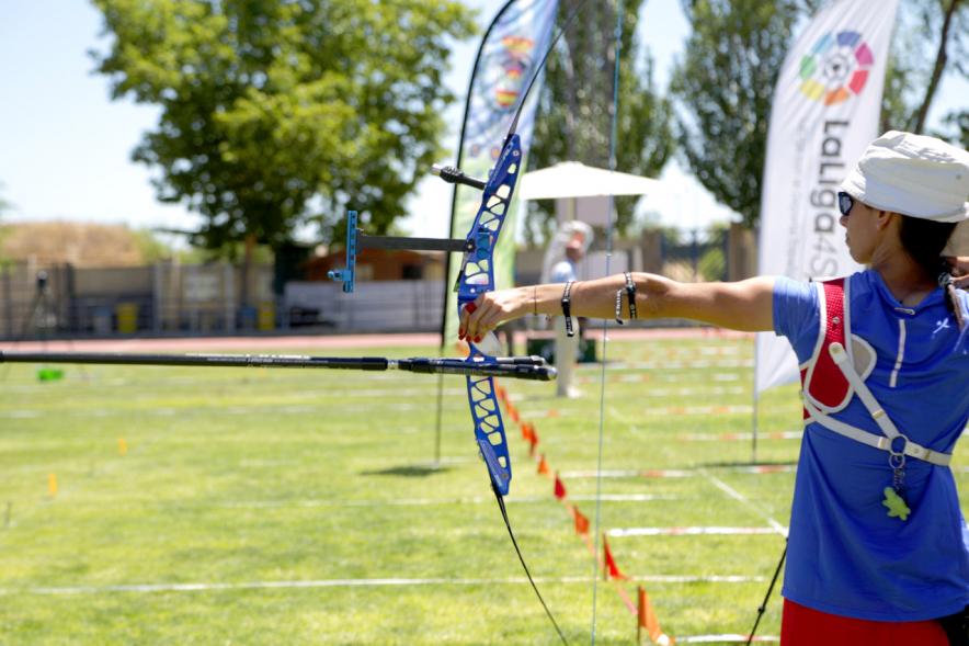 Participante lanzando con arco