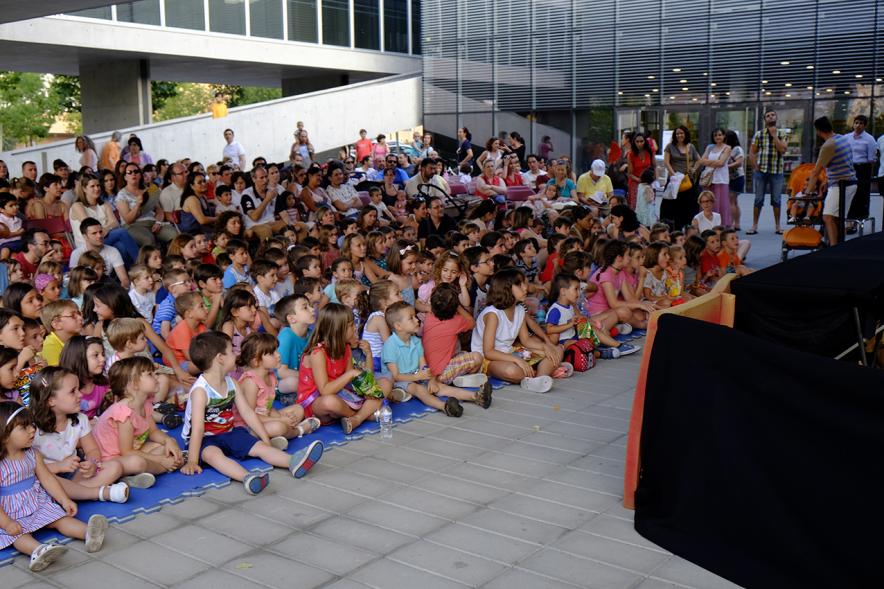 Público infantil atento a la actuación