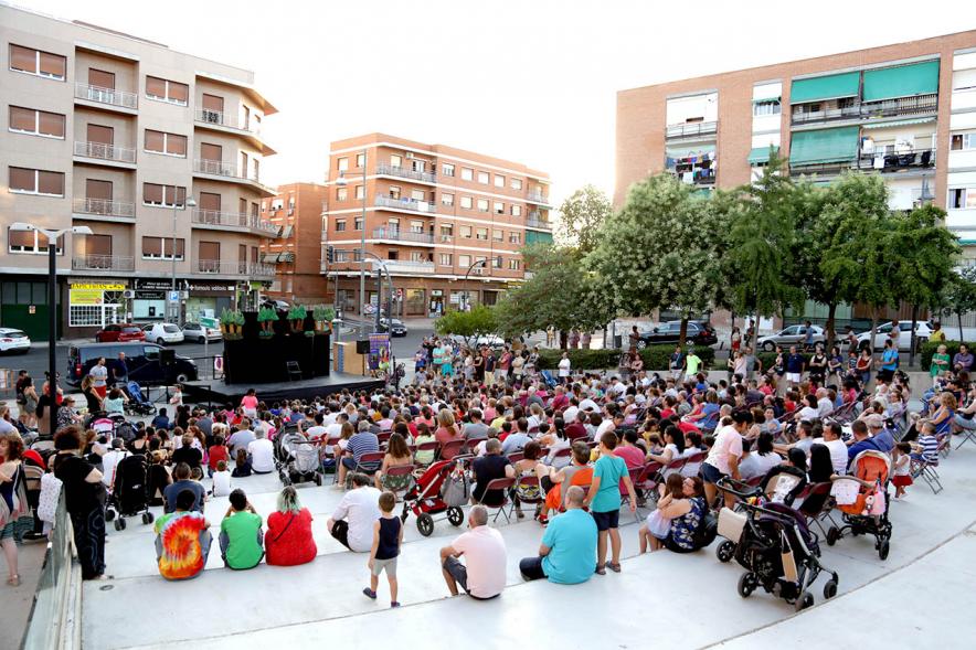 Asistentes. Títeres en la Plaza de la Artesanía