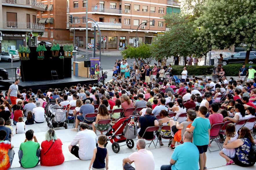 Asistentes. Títeres en la Plaza de la Artesanía