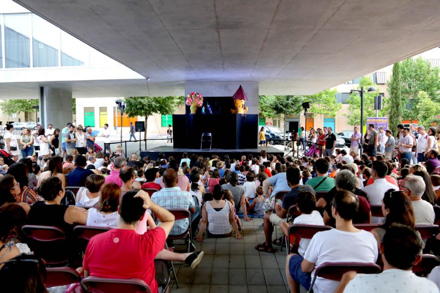 Escenario visto desde el fondo del público