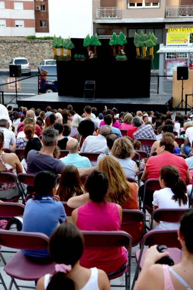 Asistentes. Títeres en la Plaza de la Artesanía