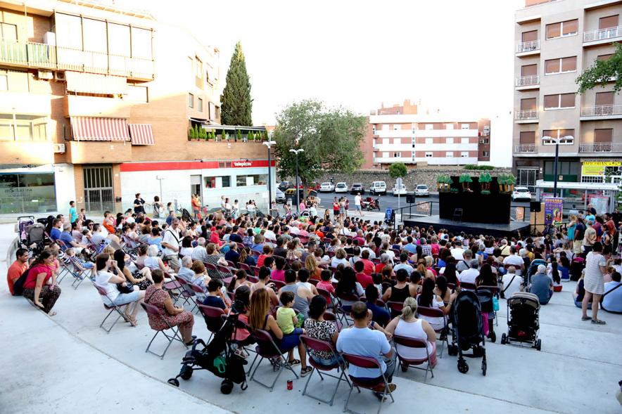 Asistentes. Títeres en la Plaza de la Artesanía