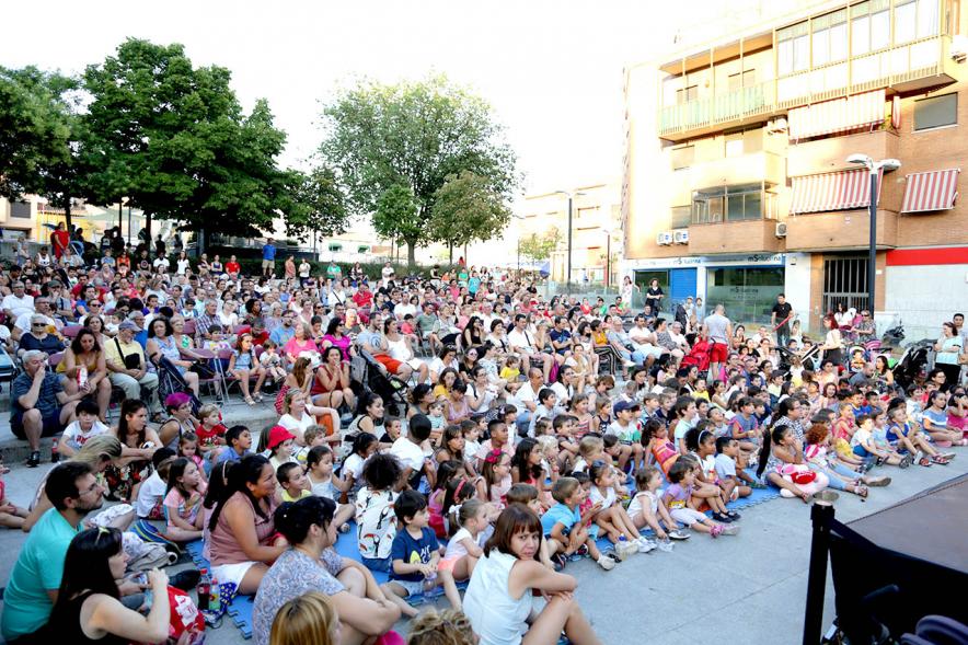 Asistentes. Títeres en la Plaza de la Artesanía