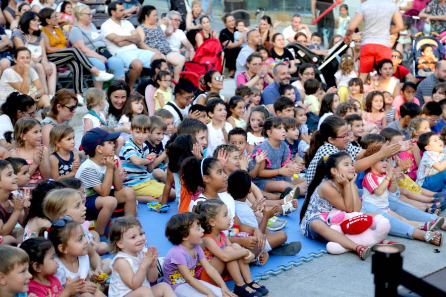 Asistentes. Títeres en la Plaza de la Artesanía