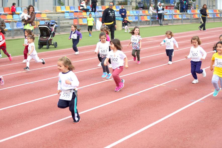 Torneo Intercentros 2018 - Imagen de niñas pequeñas en un momento de la carrera.