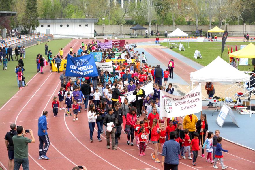 Torneo Intercentros 2018 - Imagen de un niño participando en la prueba de lanzamiento de peso.