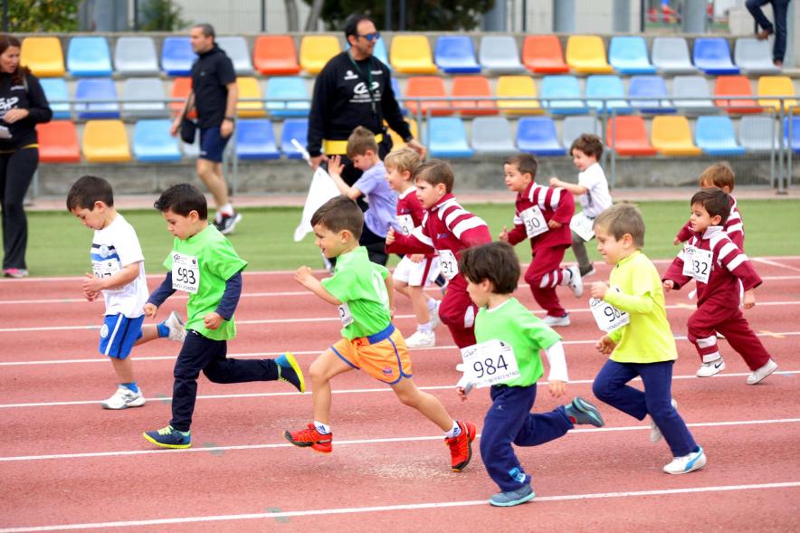 Torneo Intercentros 2018 - Imagen de niños pequeños en un momento de la carrera.