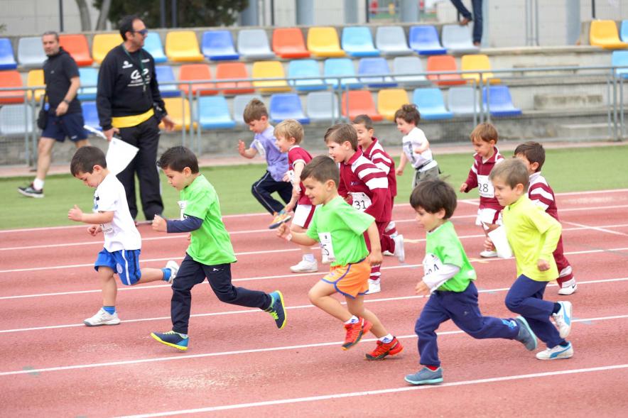 Torneo Intercentros 2018 - Imagen de niños pequeños en un momento de la carrera.