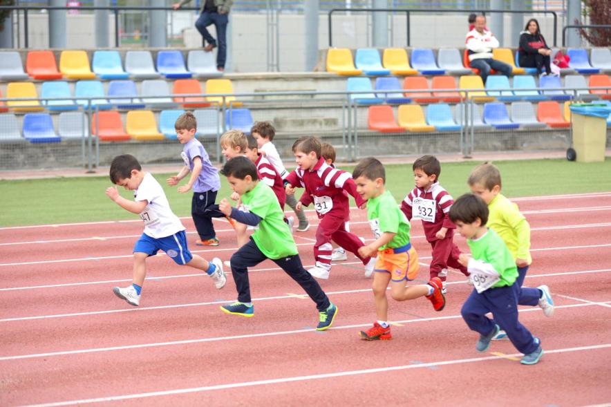 Torneo Intercentros 2018 -  Imagen de niños pequeños en un momento de la carrera.