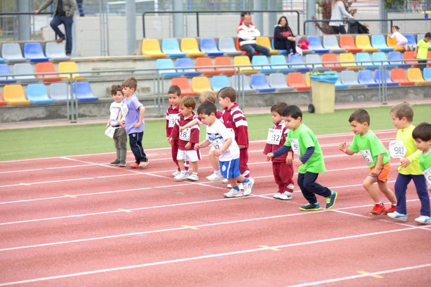 Torneo Intercentros 2018 - Imagen de unos niños pequeños en el momento de la salida de la carrera.