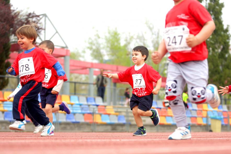 Torneo Intercentros 2018 - Imagen de niños pequeños en un momento de la carrera.