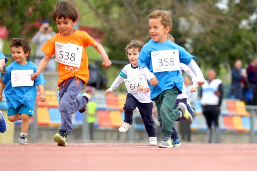 Torneo Intercentros 2018 - Imagen de niños pequeños en un momento de la carrera.