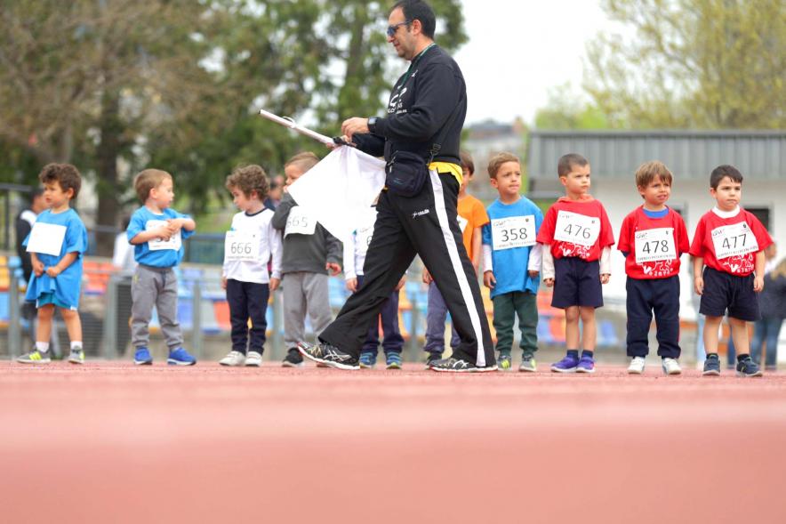 Torneo Intercentros 2018 - Imagen de unos niños pequeños en el momento de la salida de la carrera.