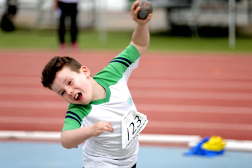 Torneo Intercentros 2018 - Imagen de un niño participando en la prueba de lanzamiento de peso.