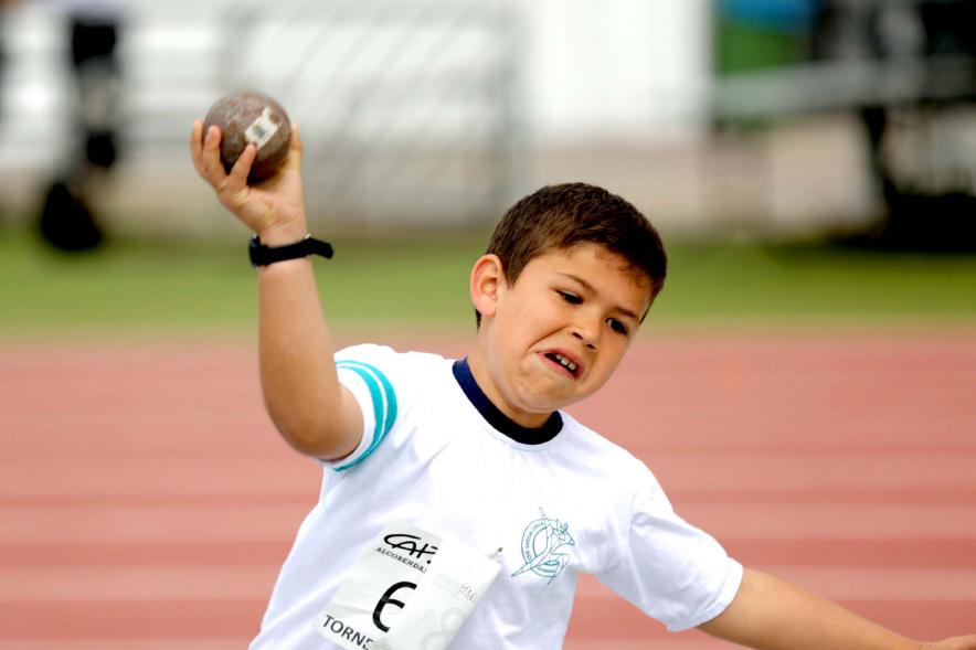 Torneo Intercentros 2018 - Imagen de un niño participando en la prueba de lanzamiento de peso.