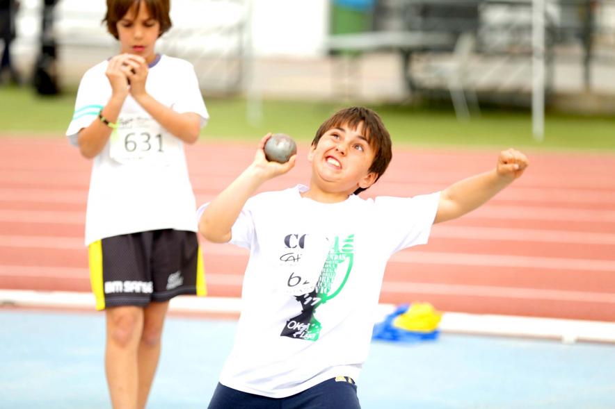Torneo Intercentros 2018 - Imagen de un niño participando en la prueba de lanzamiento de peso.