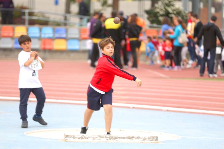 Torneo Intercentros 2018 - Imagen de un niño participando en la prueba de lanzamiento de peso.