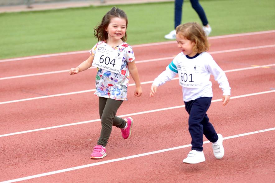 Torneo Intercentros 2018 - Imagen de niñas pequeñas en un momento de la carrera.