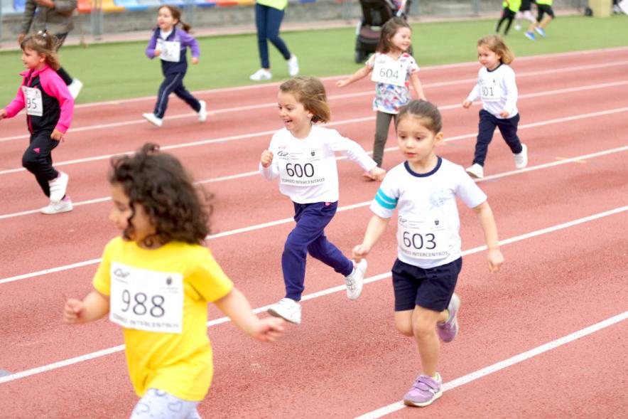 Torneo Intercentros 2018 -Imagen de niñas pequeñas en un momento de la carrera.
