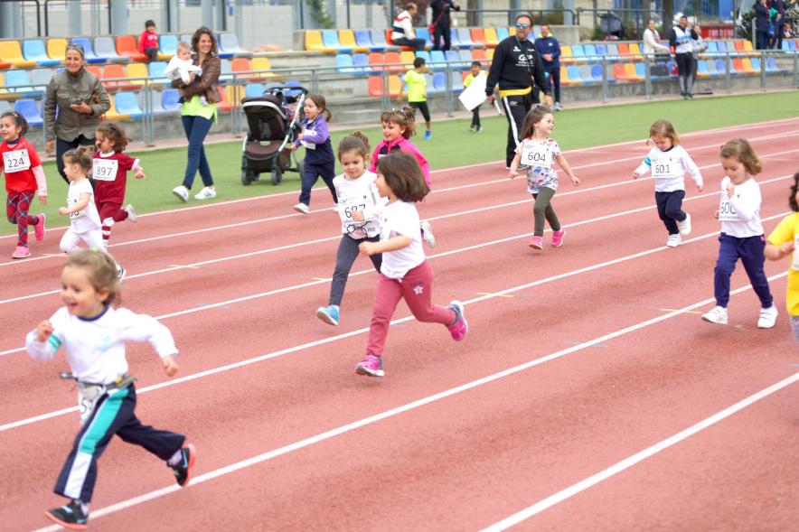 Torneo Intercentros 2018 - Imagen de niñas pequeñas en un momento de la carrera.