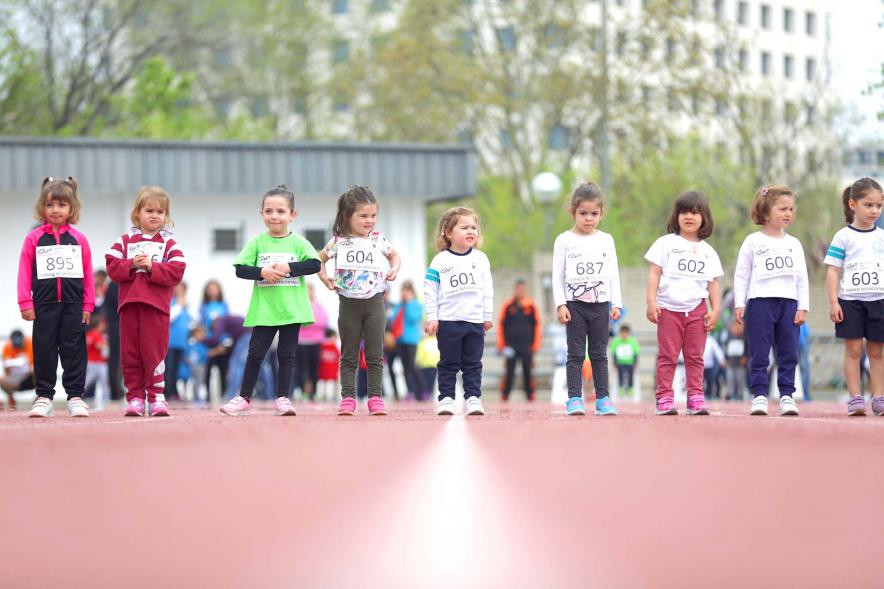 Torneo Intercentros 2018 - Imagen de unas niñas pequeñas en el momento de la salida de la carrera.