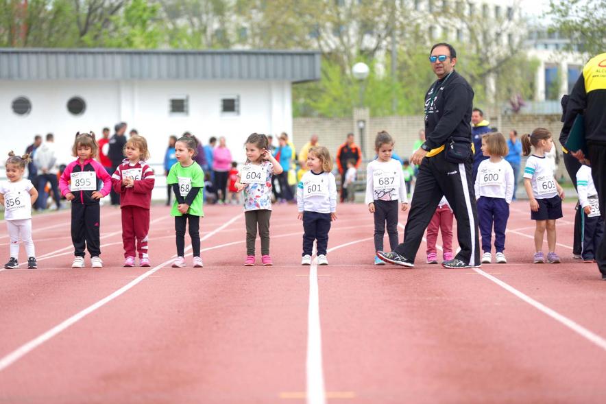 Torneo Intercentros 2018 - Imagen de unas niñas pequeñas en el momento de la salida de la carrera.