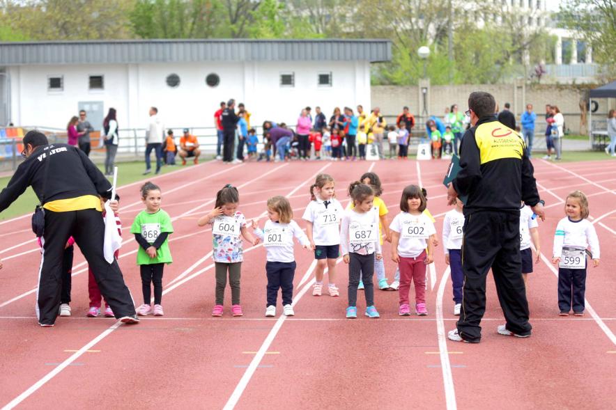 Torneo Intercentros 2018 - Imagen de unas niñas pequeñas en el momento de la salida de la carrera.