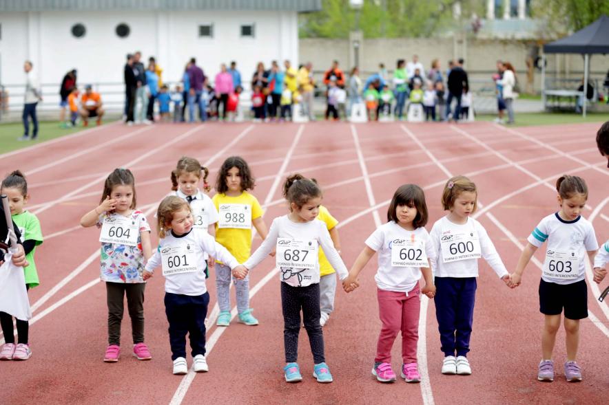 Torneo Intercentros 2018 - Imagen de unas niñas pequeñas en el momento de la salida de la carrera.