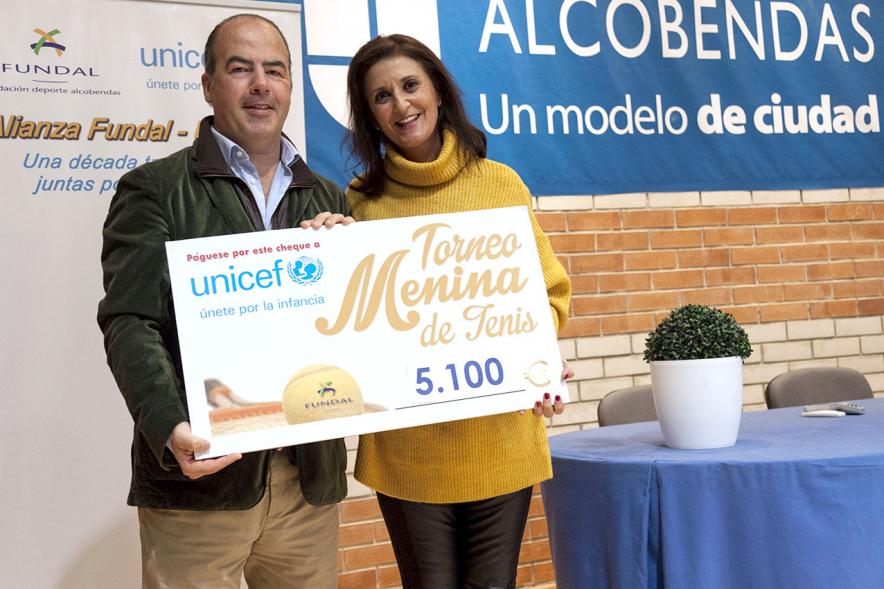 Torneo de Tenis La Menina 2017 - La concejal y el responsable con el talon a donar.