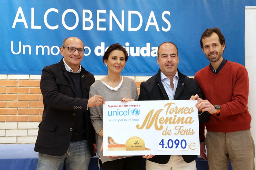 Premios Torneo Menina de Tenis - Imagen de la entrega de un cheque a UNICEF.