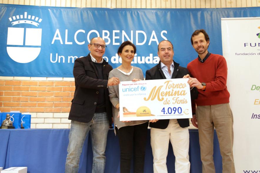 Premios Torneo Menina de Tenis - Imagen de la entrega de un cheque a UNICEF.