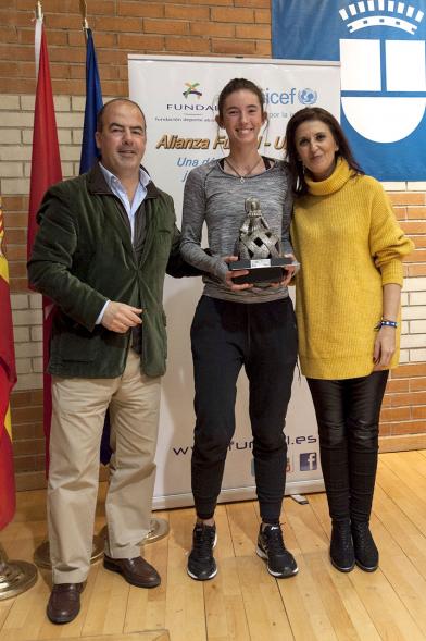Torneo de Tenis La Menina 2017 -  Las autoridades  con  una ganadora.