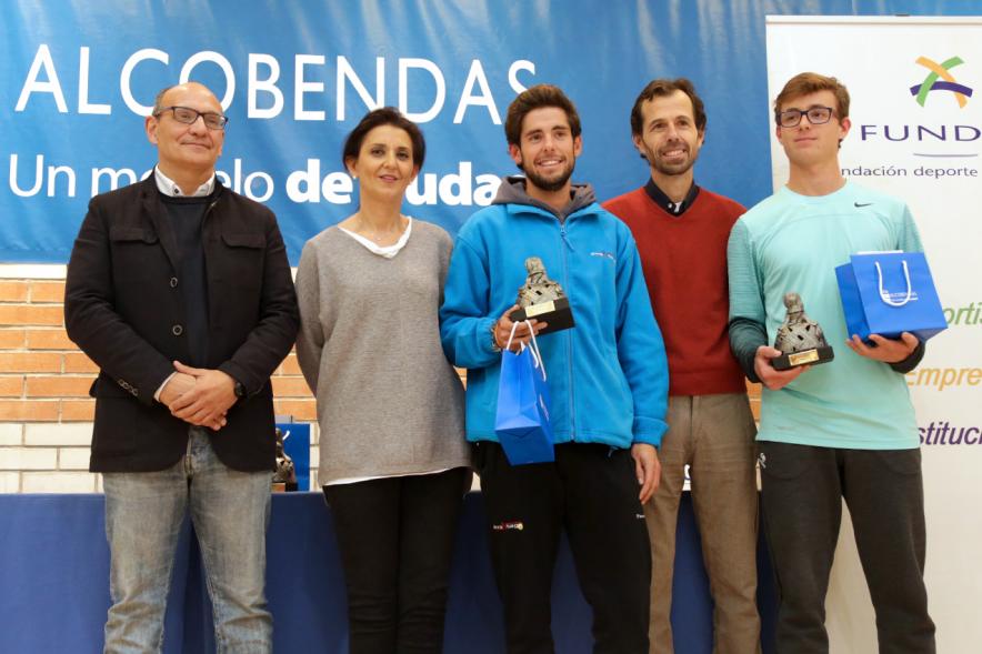 Premios Torneo Menina de Tenis - Imagen de los premiados recibiendo sus respectivos trofeos.
