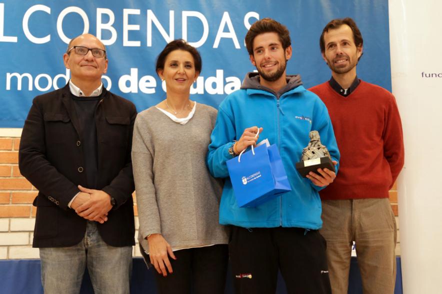 Premios Torneo Menina de Tenis - Imagen de un premiado recibiendo su trofeo.
