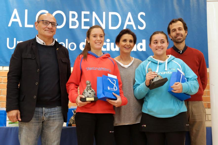 Premios Torneo Menina de Tenis - Imagen de las premiadas recibiendo sus respectivos trofeos.
