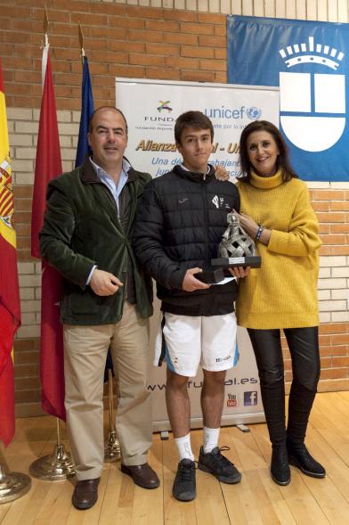 Torneo de Tenis La Menina 2017 - Las autoridades con un galardonado.