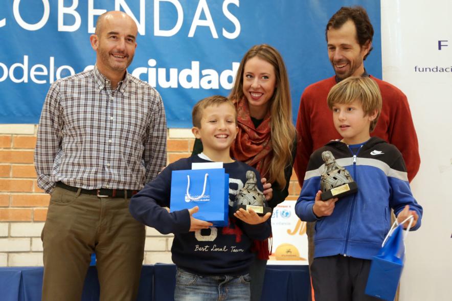 Premios Torneo Menina de Tenis - Imagen de los premiados infantiles recibiendo sus respectivos trofeos.