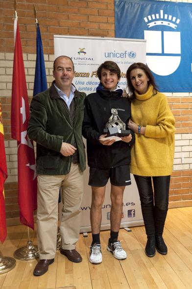 Torneo de Tenis La Menina 2017 - Las autoridades con un  galardonado.
