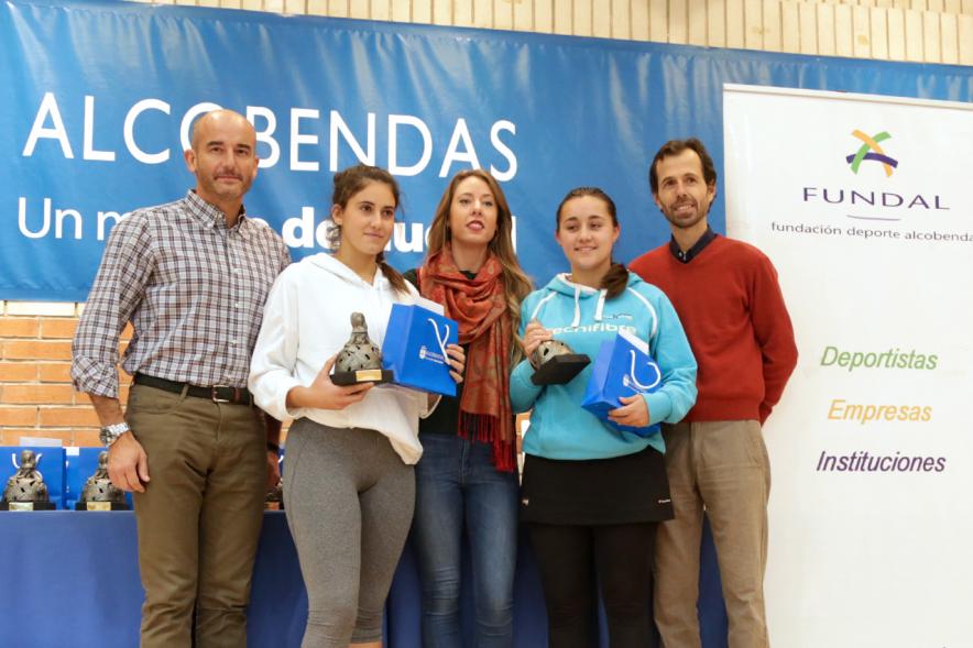 Premios Torneo Menina de Tenis - Imagen de las premiadas recibiendo sus respectivos trofeos.