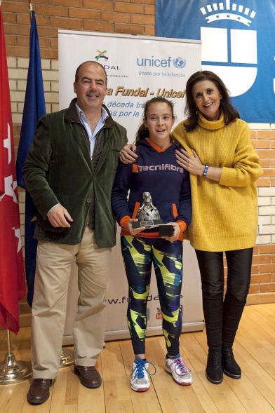 Torneo de Tenis La Menina 2017 - Las autoridades  con  una ganadora.