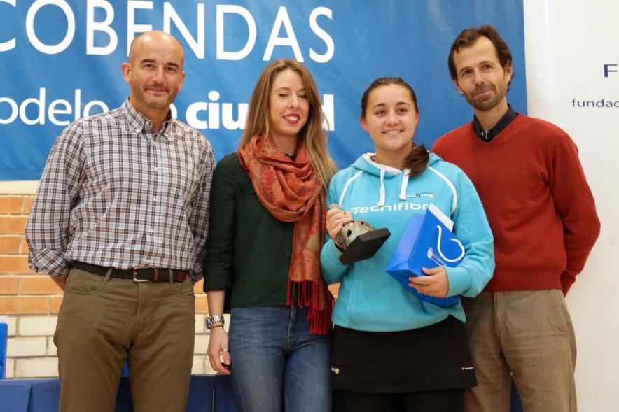Premios Torneo Menina de Tenis - Imagen de una premiada recibiendo sus respectivos trofeos.
