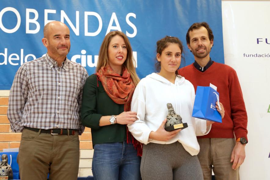 Premios Torneo Menina de Tenis - Imagen de una premiada recibiendo sus respectivos trofeos.