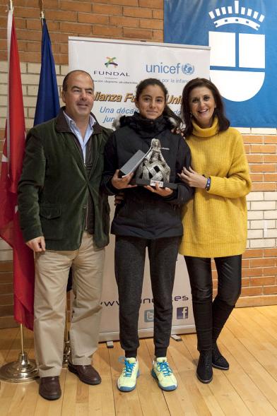 Torneo de Tenis La Menina 2017 - Las autoridades  con  una ganadora.