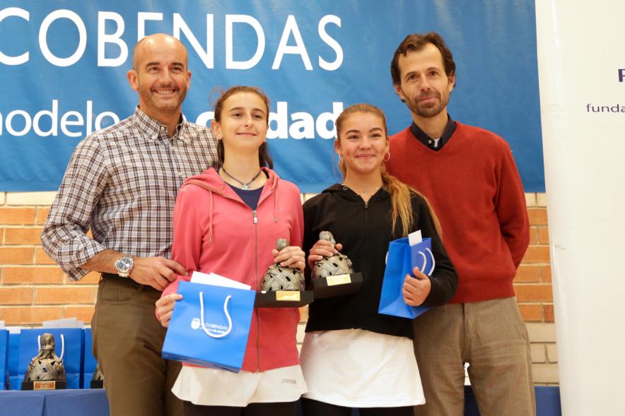 Premios Torneo Menina de Tenis - Imagen de las premiadas recibiendo sus respectivos trofeos.