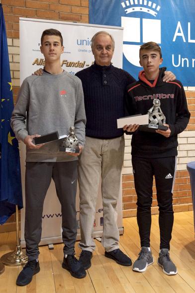 Torneo de Tenis La Menina 2017 - El concejal con dos galardonados.