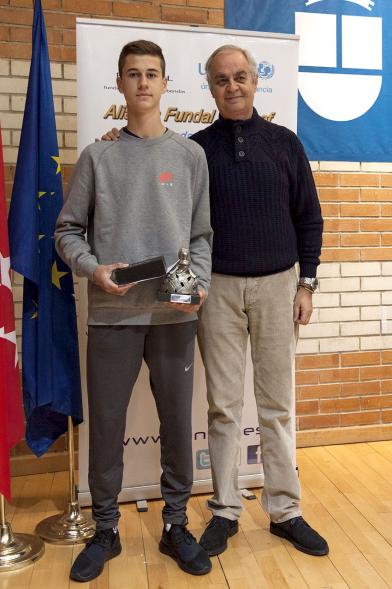 Torneo de Tenis La Menina 2017 - El concejal con un ganador.