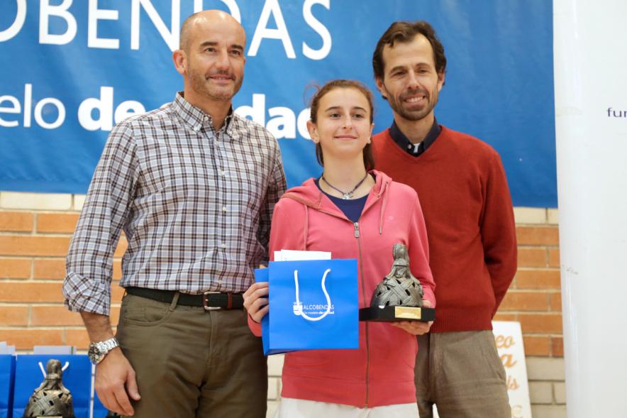 Premios Torneo Menina de Tenis - Imagen de una premiada recibiendo sus respectivos trofeos.