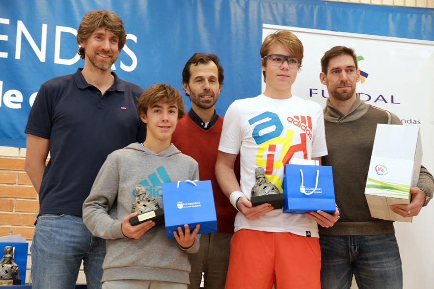 Premios Torneo Menina de Tenis - Imagen de los premiados juveniles recibiendo sus respectivos trofeos.