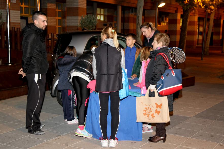 Presentación del Torneo de Tenis La Menina 2017 - Imagen de personas llegando a la presentación.